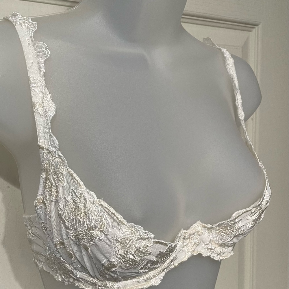 Victoria's Secret Ivory Lace Bra